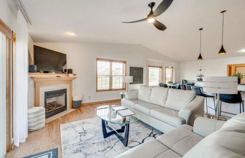 Luxury Prairie Retreat 5 Min from Madison! - Photo 1