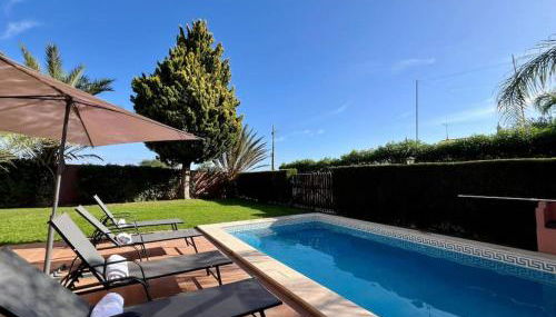 Gated Family Villa with Private Pool and Garden - Foto 2, sunbed, Garden view