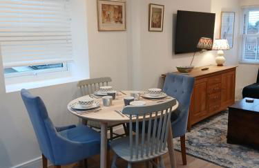 Luxury 1 bed apartment close to Airport and Exhibition centre ideal for short long term stays very cosy nicely furnished for comfort with all mod cons FreeParking on site Free WIFI - Foto 5