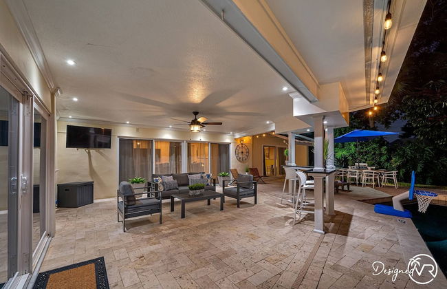 8BR Villa with Heated Pool Near Beach - Foto 44