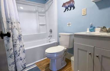 Chalet w Hot Tub Fireplace Grill FirePit & Wifi - Photo 20