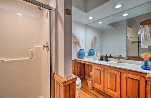 Luxe Plymouth Chalet with Indoor Pool and 3 Decks! - Foto 33