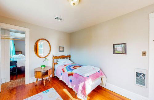 Yard, Porch and Fire Pit! Century-Old Hebron Escape - Foto 19