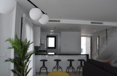 PANORAMISCH modern vakantiehuis in Finestrat bij Benidorm met 3 slaapkamers, gelegen op de 1ste lijn met privézwembad en omheinde privétuin, zicht op zee, de bergen met 'Kilómetro Vertical del Puig Campana' en op de skyline van Benidorm City en Finestrat - Foto 16