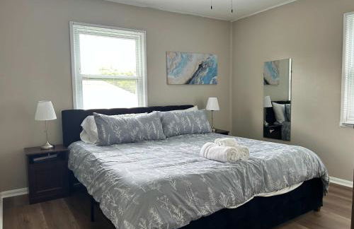 Bellwood 2 bed family house w 2 living areas Superhost - Photo 14