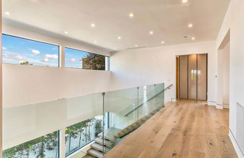 Luxurious Retreat - Modern House with Pool - Photo 29