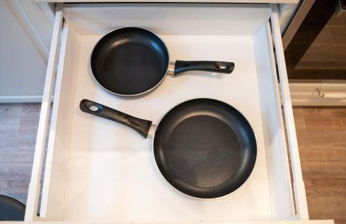 Platz für 8 Pers - C4S Come4Stay Monteure "InnArt" Boxspringbett Einzelbett Töging am Inn, Parkplatz, WLAN, Balkon, Smart TV, voll ausgestatteter Küche, Waschmaschine - Foto 36