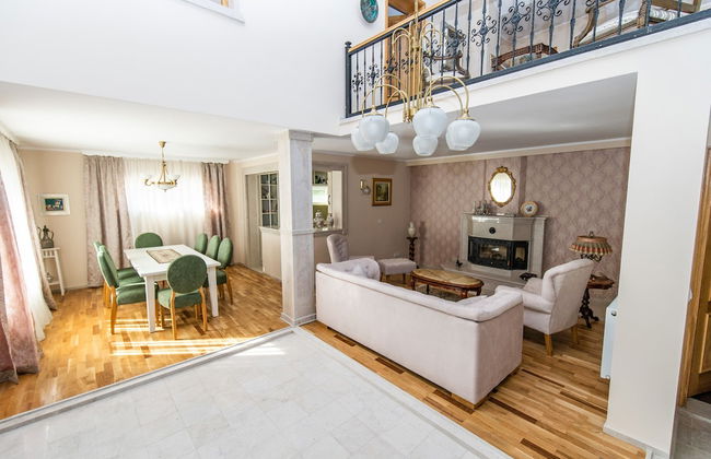 Luxury Green Oasis Villa With Pool! - Photo 3