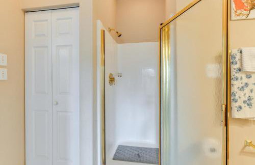 Charming Condo with Balcony, 1 Mi to UNC Charlotte! - Foto 23