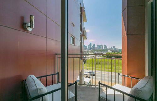 Mid Century Modern Downtown Condo | 30+ Night Min - Foto 62