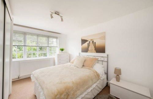 5 Bed Home with Private Parking - 25 Mins To Central London - Foto 26