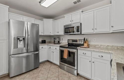 8 Mins to SPI Beach Spacious 3BR with Backyard - Foto 31