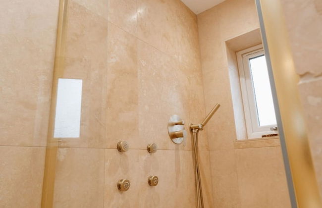 Luxury Langtoft Stud - Sleeps 10 - Photo 26