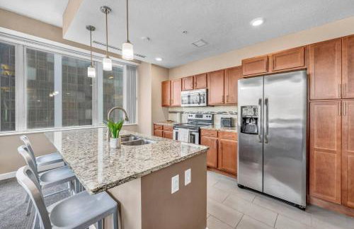 LAKE VIEW Sky-Suite in the Heart of Downtown! - Photo 11