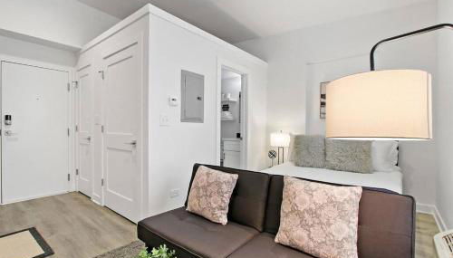 Studio Apt with Laundry, Near Shops! - Montrose Studio rep - Photo 2