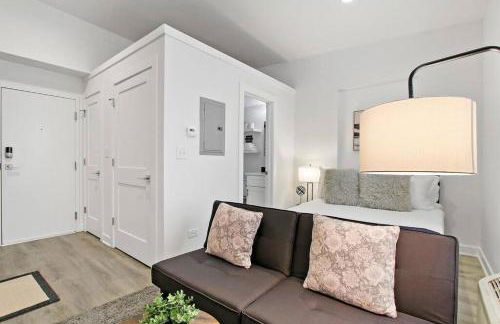 Studio Apt with Laundry, Near Shops! - Montrose Studio rep - Photo 2