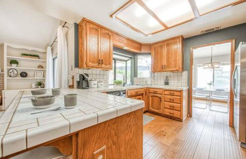 Stylish 3BR/2BA Retreat w/ Pool! Dream Getaway - Foto 33