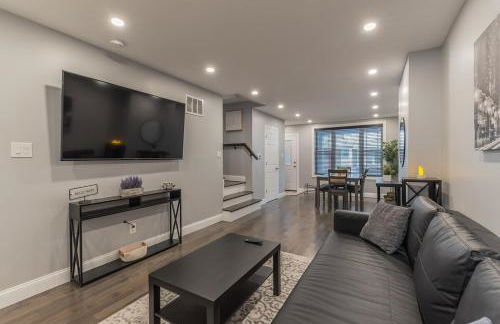 University City Executive Modern 3BR 2BA Within 5 min to Drexel, University of Pennsylvania, & Children's Hospital of Pennsylvania - Photo 1