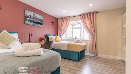 Stylish 4-BR Hayes Home, Guests 8 - Ideal for Long term stays, Fast unlimited Wi-Fi - Foto 4, towels, wardrobe