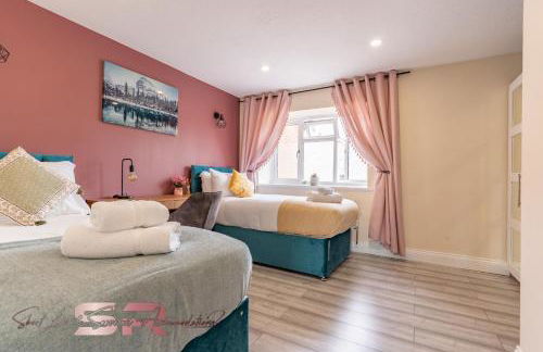 4-BR Hayes Home, Guests 8 - Ideal for Long term stays, Fast unlimited Wi-Fi - Foto 8