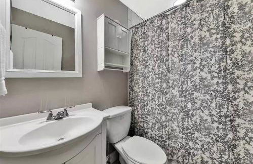 Spacious renovated 4br downtown home w firepit sleeps 8+ - Photo 13