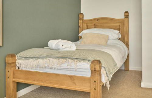 Cosy 2BR Cottage Steps to Town & Peak District - Photo 13