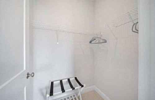 NEW Luxury Condo, Rooftop Terrace, EV Charger! - Foto 49