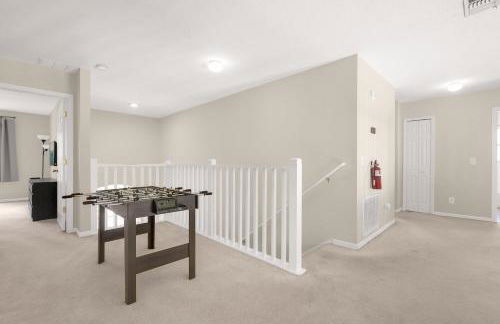 Large Spacious Home w Private Pool & Hot Tub - Photo 22