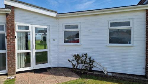 Sea View Holiday Chalet, access to sandy beach - Pets go free - Foto 2