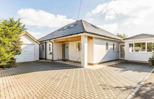 Stylish and fresh 4 bed beach house with garden - Pass the Keys - Foto 46