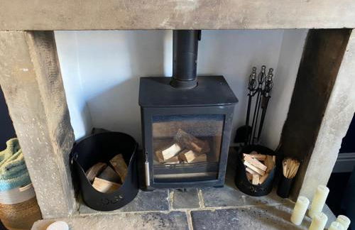 Honeybee Cottage, with a log fire & a hot tub. - Foto 14