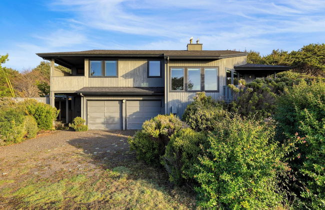 Half Block to Beach w/ Oceanview, Patio + Balcony The Shore Pine by Avantstay - Foto 35