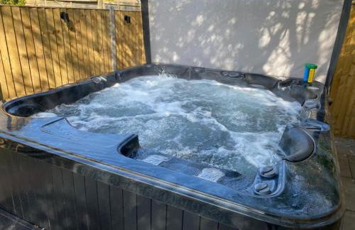 Blissful 4-Bedroom Home with Hot tub - Foto 6