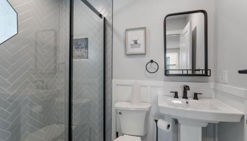 Welcome to The Lux Collective a Spacious 5-Bedroom House close to Stadiums, Universities, Center City & more! - Foto 3, Shower