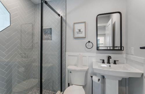 Welcome to The Lux Collective a Spacious 5-Bedroom House close to Stadiums, Universities, Center City & more! - Foto 3