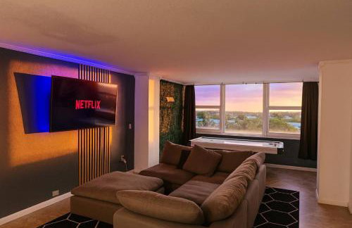 Spacious Beach Retreat | Oceanfront Pool & Tiki - Foto 2