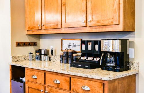 Paradise Point - 4BR Lakefront Haven Dock, Kayaks, & Cozy Firepit - Foto 40