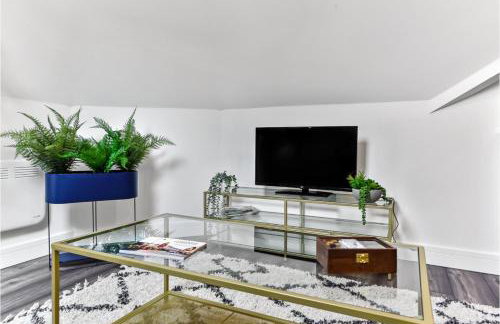Lovely Two Bedroom with Ensuite Bathrooms - Photo 7