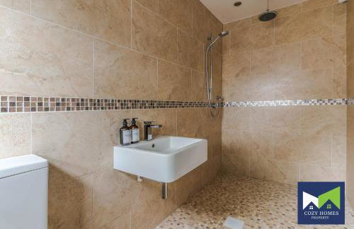 Spacious and Comfy 5 Bed, 2 Bath House with POOL TABLE, near HS2, Solihull, NEC - Foto 32