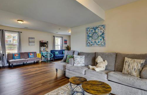 Lakefront Pocono Retreat with Hot Tub and Movie Hub - Foto 25