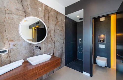 Luxury Villa Novita with Pool - Photo 35