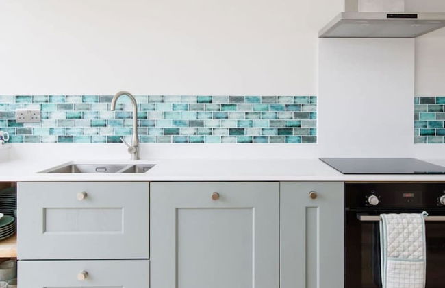 Mariners Stylish Beachside Getaway With Sea Views - Photo 20