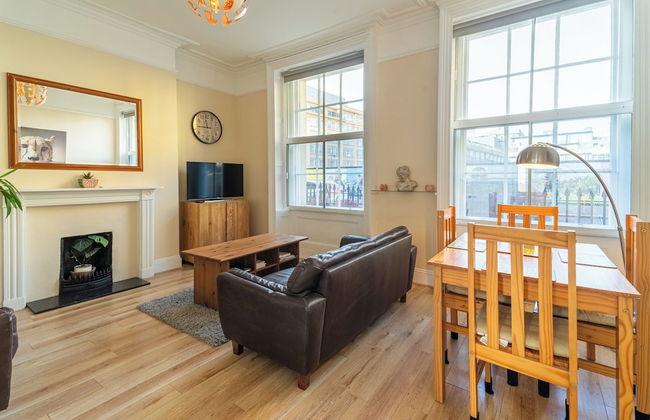 Stylish 2Bed Steps from Iconic Waterloo - Photo 10