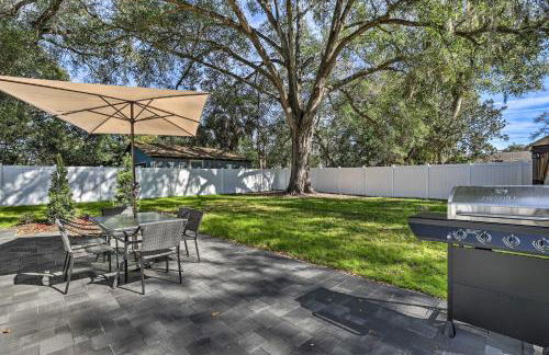 Chic Home with Fire Pit and Patio, Walk to Lake! - Foto 29