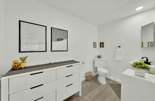 HUGE Modern Family Home- Modern, Fully Stocked, Weekly Savings - Foto 26