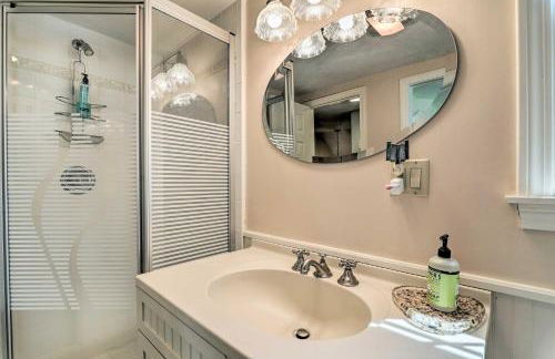 Cape Cod Cottage with Deck, Grill, and Games! - Foto 22