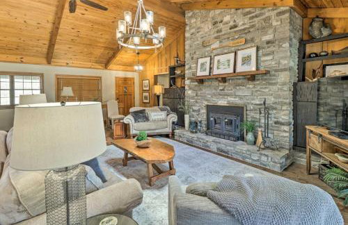 Renovated Riverfront Retreat with Deck and Grill! - Foto 1