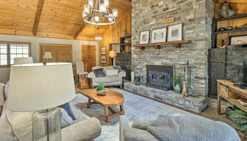 Renovated Riverfront Retreat with Deck and Grill! - Foto 1