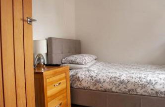 Three Bedroom House, Driveway, Bracknell Centre - Photo 8