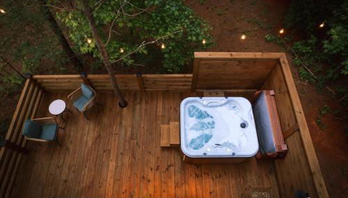 Luxury tiny cottage with deck hammock and hot tub! - Foto 4